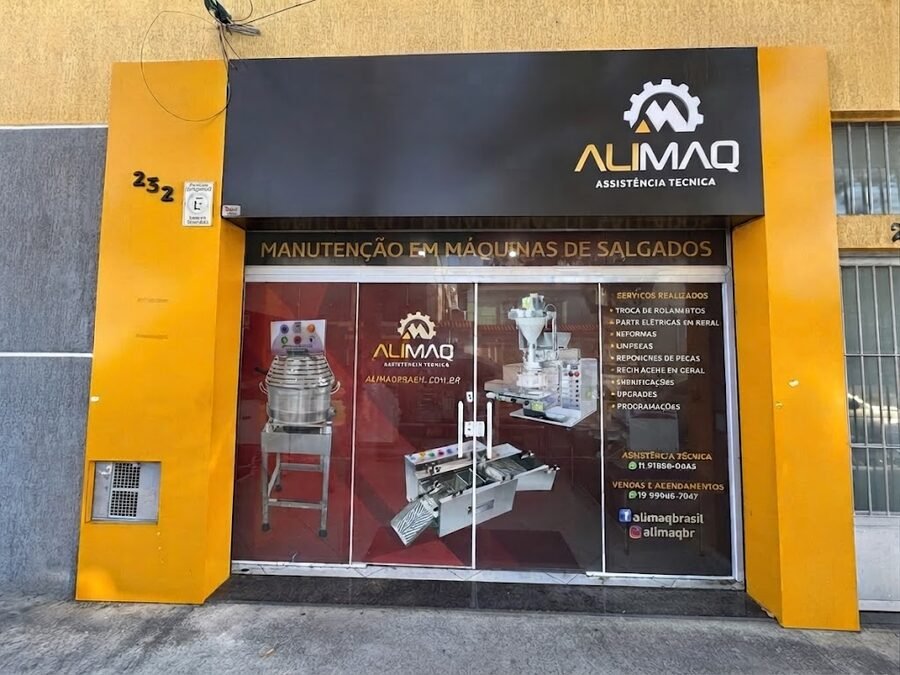 Técnico e equipamento de salgados