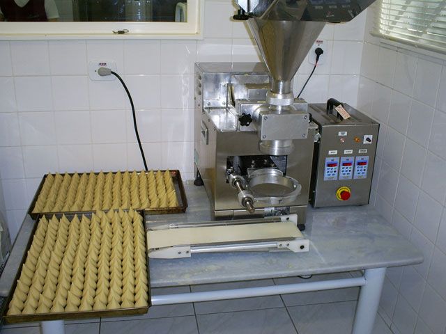 Se a sua meta é ver a sua máquina de salgados durar por muitos anos sem perder desempenho, é hora de olhar para a manutenção como um investimento — e não como despesa. Olá, aqui é a Daniele, e ao longo deste artigo você vai entender como pequenas atitudes diárias podem evitar prejuízos e prolongar a vida útil do seu equipamento, protegendo o seu fluxo de caixa e garantindo produção contínua. A verdade é que, quando uma máquina para, o custo não está apenas no conserto, mas também no tempo de produção perdido e nas vendas que deixam de acontecer.
