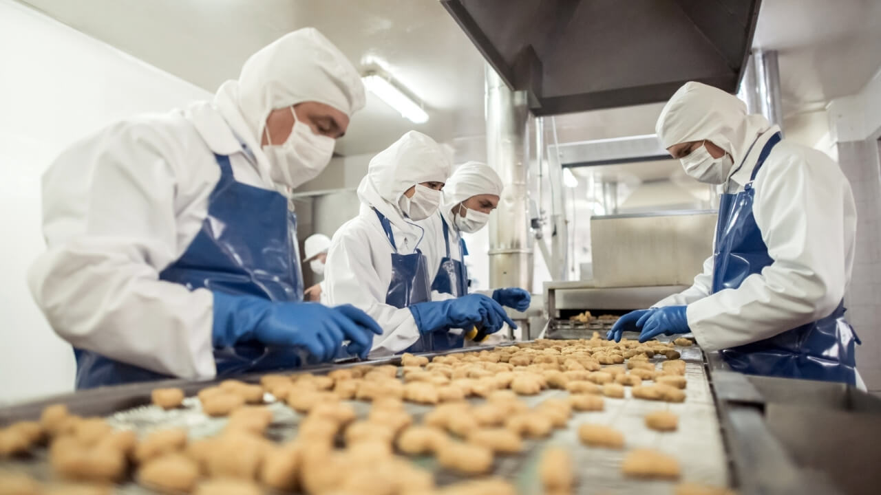 Máquina parada prejuízo produção não é apenas um contratempo, é um ralo silencioso por onde o lucro da sua fábrica de salgados escorre. Imagine um dia comum de alta demanda, pedidos alinhados, clientes esperando… e, de repente, a linha de produção é interrompida. Esse simples evento pode comprometer todo o faturamento do dia, aumentar os custos e prejudicar a imagem da sua marca.