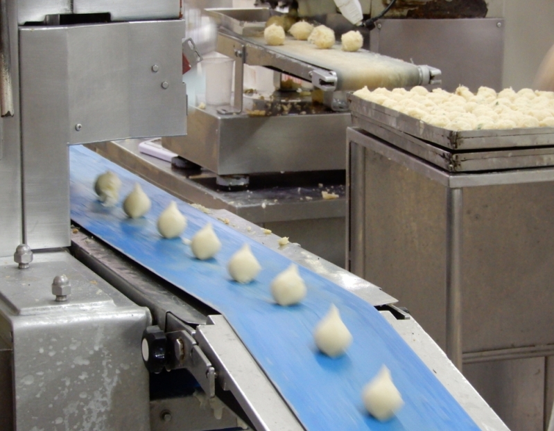 Imagine que sua fábrica produza 10 mil salgados por dia e, por causa de uma parada inesperada, você produza apenas 4 mil. Além da perda de faturamento do dia, será preciso gastar mais em energia, mão de obra extra e, possivelmente, renegociar entregas com clientes insatisfeitos. Multiplique esse prejuízo por alguns dias e verá como o problema se torna crítico rapidamente.
