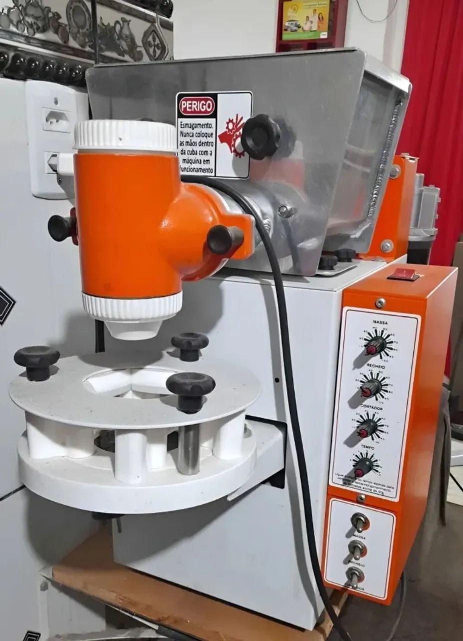 Olá, aqui é a Daniele! Já aconteceu da sua máquina de salgados da Compacta Print não ligar justamente quando mais precisava dela? Esse tipo de situação pode gerar preocupação, ainda mais para empresários e empreendedores que dependem do equipamento para manter a produção em dia. A boa notícia é que, na maioria das vezes, o problema tem solução simples e pode ser identificado sem complicação.