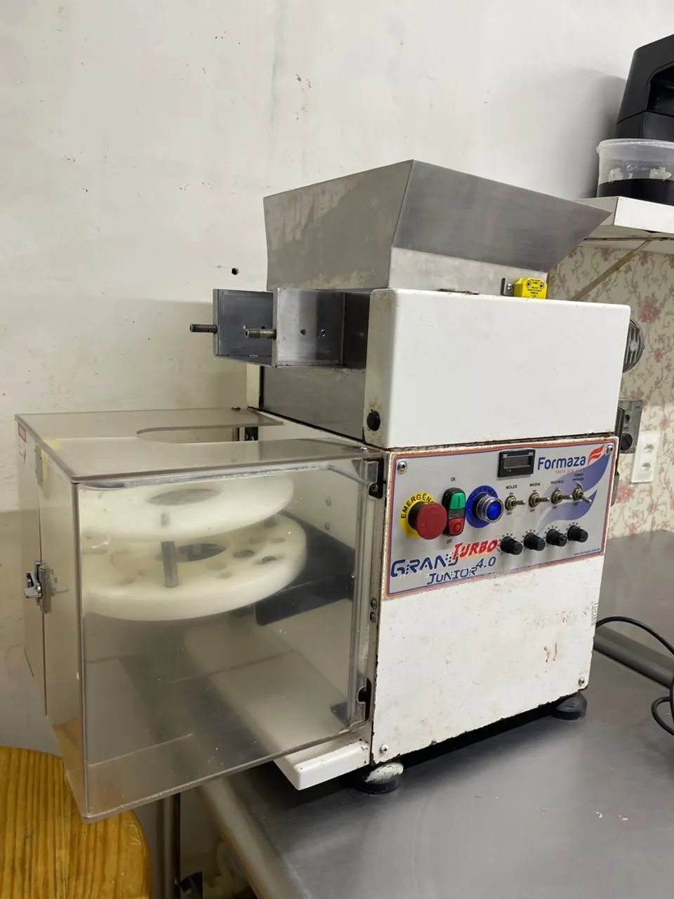 A Formaza 4.0 Junior (também conhecida como Grand Junior 4.0 Turbo) é uma formadora de salgados projetada para otimizar a linha de produção artesanal e semiautomática. Com capacidade para produzir até 4.000 unidades por hora, ela se destaca pelo equilíbrio entre eficiência, tamanho compacto e facilidade de operação.