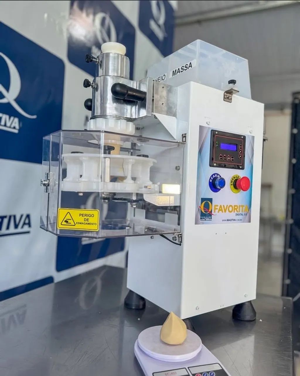 manutencao-maquina-de-salgados-maqtiva-2 Quando o assunto é manutenção de máquinas de salgados, a Maqtiva é uma das marcas mais conhecidas do mercado, presente em fábricas, padarias e cozinhas industriais de todo o Brasil. Porém, muitos empreendedores ainda têm dúvidas sobre onde buscar assistência técnica rápida e de confiança, especialmente quando a máquina apresenta falhas em plena produção.