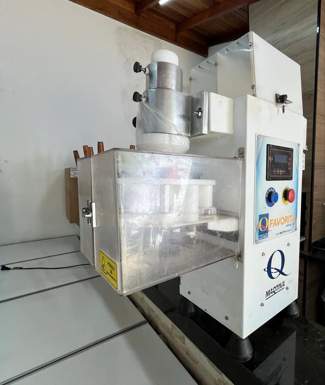 manutencao-maquina-de-salgados-maqtiva-1 Se você possui uma máquina de salgados Maqtiva, sabe que a manutenção correta é essencial para manter o ritmo da produção e evitar prejuízos. Afinal, nada mais frustrante do que ter um equipamento parado em pleno expediente. Neste artigo, Samuel, especialista em máquinas de salgados, explica como encontrar o suporte técnico ideal para máquinas Maqtiva e por que a Alimaq é hoje a principal referência nacional em manutenção e assistência especializada nesse tipo de equipamento.