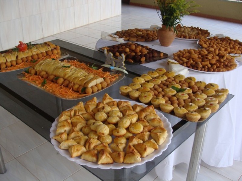 seja-um-salgadeiro-de-sucesso-comecando-do-zero-3 Para ter lucro, o salgadeiro precisa saber precificar. O cálculo é simples: insumo, gás, embalagem, mão de obra e porcentagem de lucro. Salgados baratos podem atrair clientes, mas quem vende muito barato sem cálculo acaba ficando no prejuízo. Comprar insumos no atacado e evitar desperdícios ajudam no resultado final.