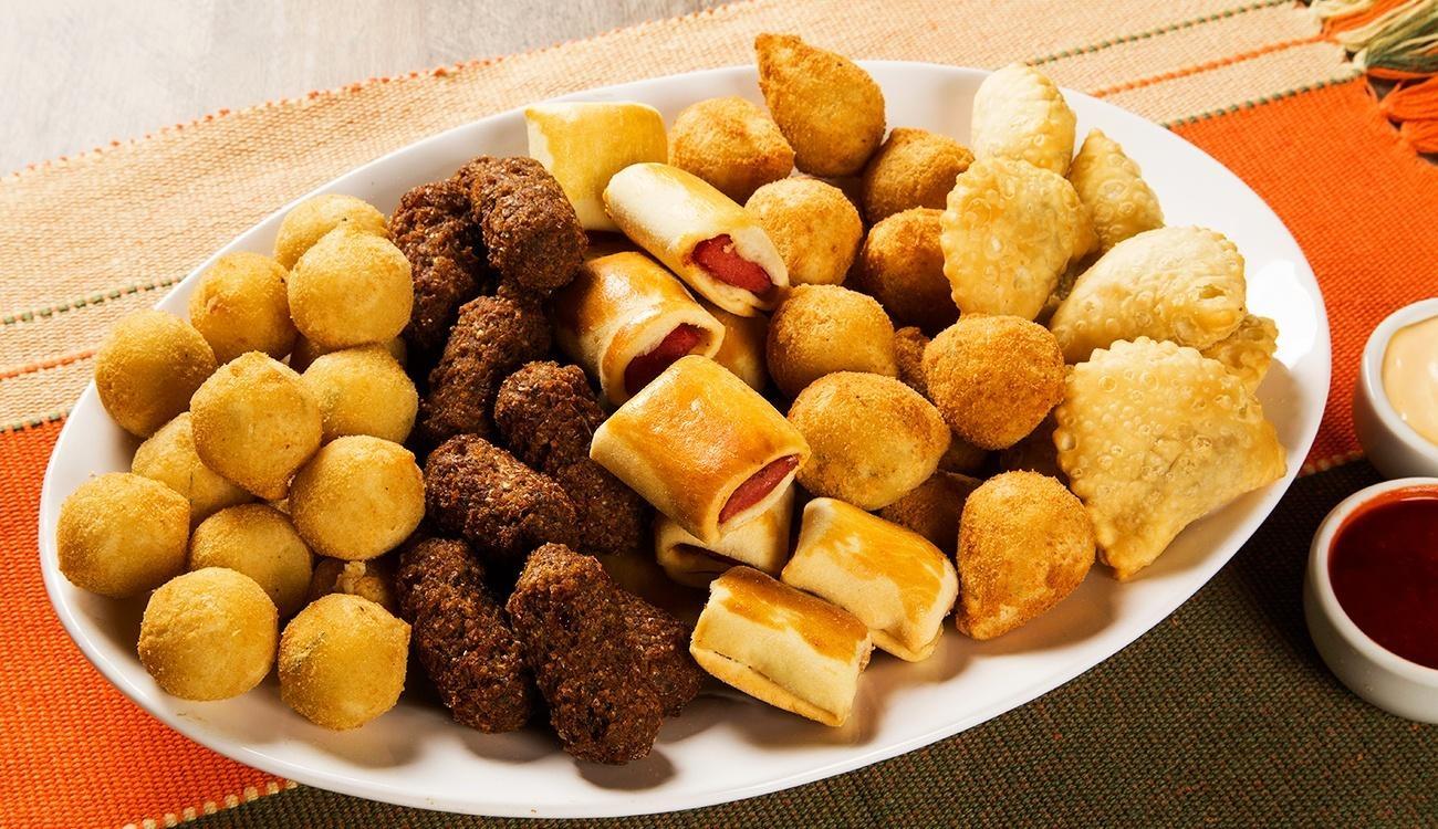 seja-um-salgadeiro-de-sucesso-comecando-do-zero-2 Quem deseja se tornar um salgadeiro de sucesso precisa aprender boas técnicas, montar uma estrutura organizada, controlar custos e investir em equipamentos confiáveis. Crescer no ramo de salgados é totalmente possível e muitos começam dentro da própria casa. Com planejamento, equipamentos adequados e manutenção especializada, o negócio ganha escala e estabilidade.