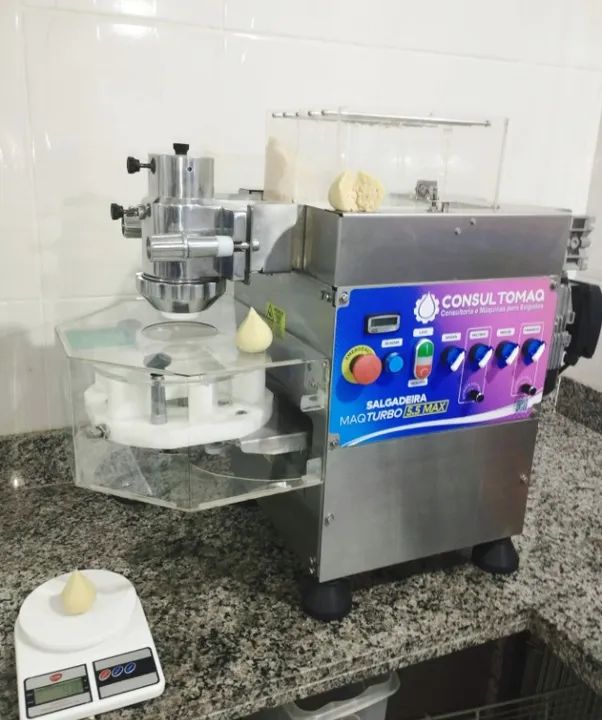 A ConsultoMAQ construiu sua reputação com base na especialização e na variedade. A empresa oferece equipamentos que de fato agilizam drasticamente as etapas de produção, desde a masseira até a empanadeira, reduzindo a dependência da mão de obra manual e, consequentemente, os custos operacionais.