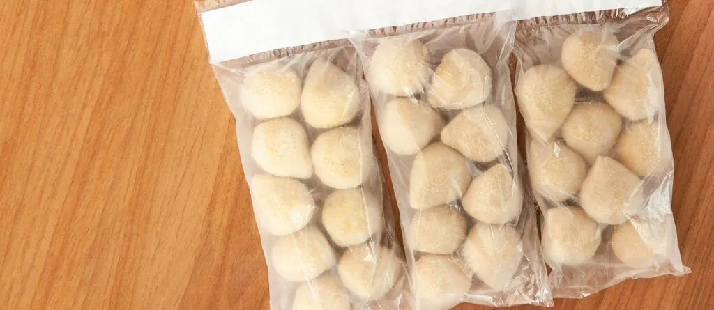 O investimento varia muito. Você pode começar em casa ou em um ponto comercial. O maior custo, e o mais importante, é o equipamento. O valor da máquina de salgados dependerá da sua capacidade de produção (quantos salgados por hora). Uma consultoria, como a oferecida pela Alimaq, ajuda a otimizar esse custo inicial, indicando o equipamento exato para sua necessidade, sem exageros.