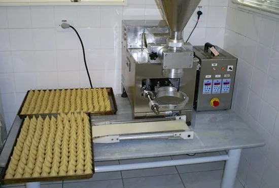 A melhor máquina para quem está começando é aquela que oferece um excelente custo-benefício e uma capacidade de produção alinhada com seu público-alvo inicial (ex.: 2.000 a 5.000 salgados/hora). Modelos de marcas renomadas como RimaQ ou Maqtiva, quando revisados e com garantia da Alimaq, representam a melhor porta de entrada para a produção industrial. Elas oferecem a robustez necessária sem o preço de uma máquina zero.