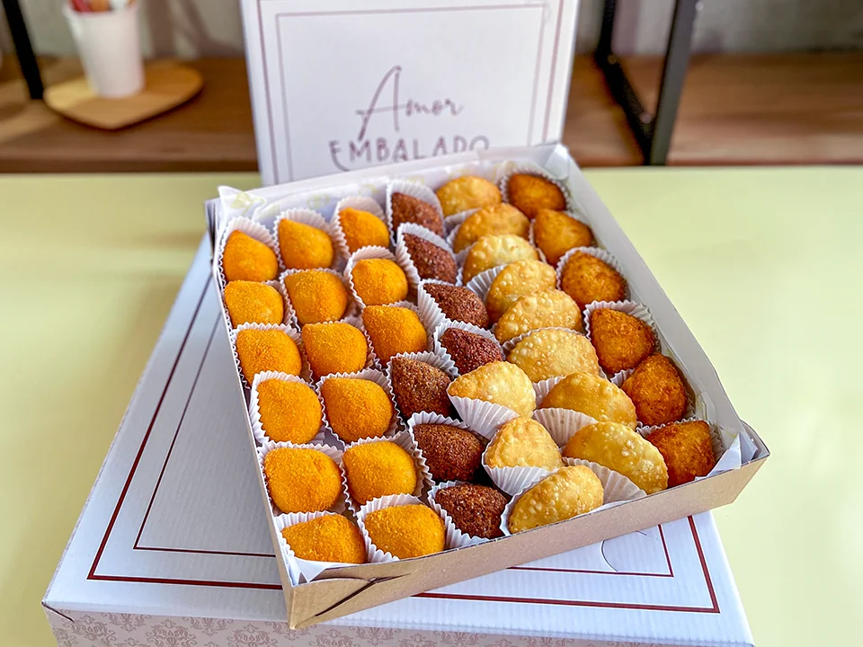 Uma máquina parada é sinônimo de prejuízo. Na indústria, a manutenção não é algo que se faz apenas quando quebra, mas sim uma rotina preventiva. A manutenção de maquinas de salgados é essencial para garantir que sua produção de salgados em 2026 não sofra interrupções.