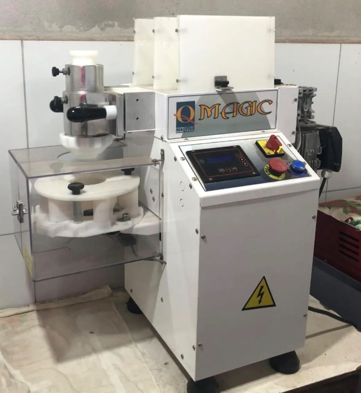 Encontrar o componente correto para sua MaQtiva Magic Plus Digital envolve entender a tríade do mercado de reposição: o fabricante oficial, a assistência técnica especializada e os marketplaces. Cada um desses canais possui características distintas de preço, prazo e garantia.