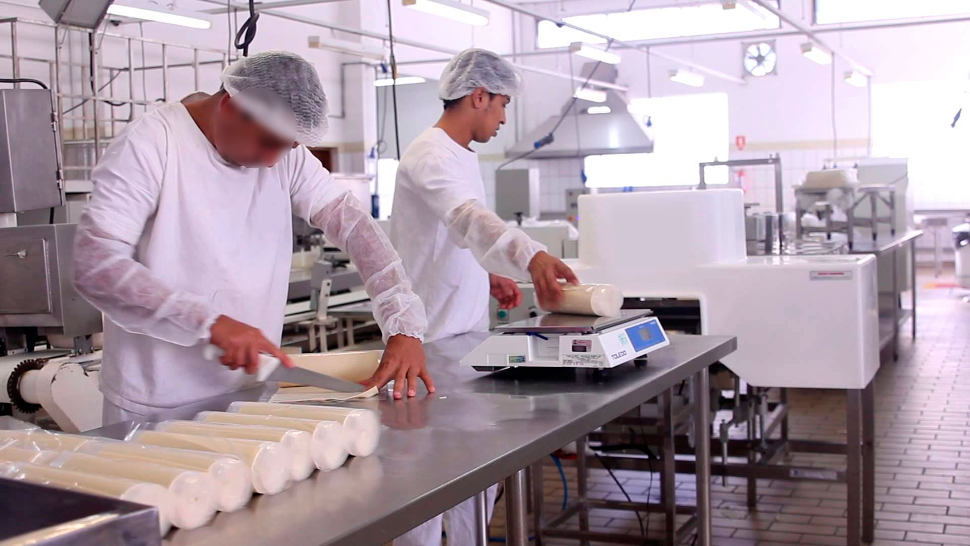 Vários fatores impactam diretamente o lucro de uma mini fábrica de salgados industriais. A diversificação dos canais de venda é crucial. Fornecer para lanchonetes, padarias, buffets e vender diretamente para o consumidor final (salgados congelados) amplia suas oportunidades e margens de lucro.