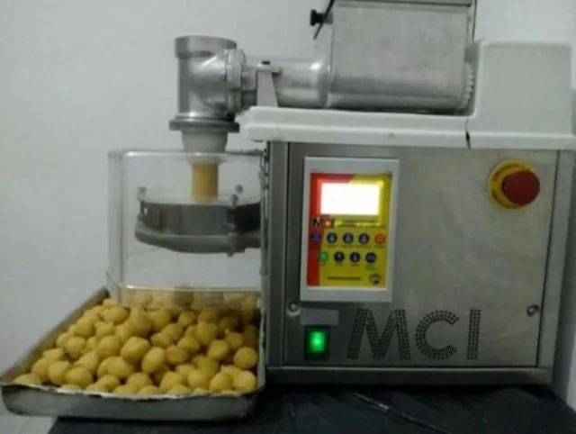 A melhor forma de lidar com uma maquina de salgados quebrada é evitar que ela quebre em primeiro lugar. A manutenção de maquinas de salgados industriais divide-se em duas frentes essenciais que todo empreendedor do ramo alimentício deve conhecer: a preventiva e a corretiva.