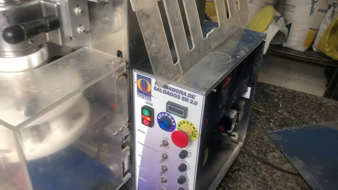 Olá, eu sou o Samuel, especialista em máquinas de salgados, e sei exatamente o desespero que surge quando você se depara com uma maquina de salgados quebrada em meio a uma produção cheia de encomendas.